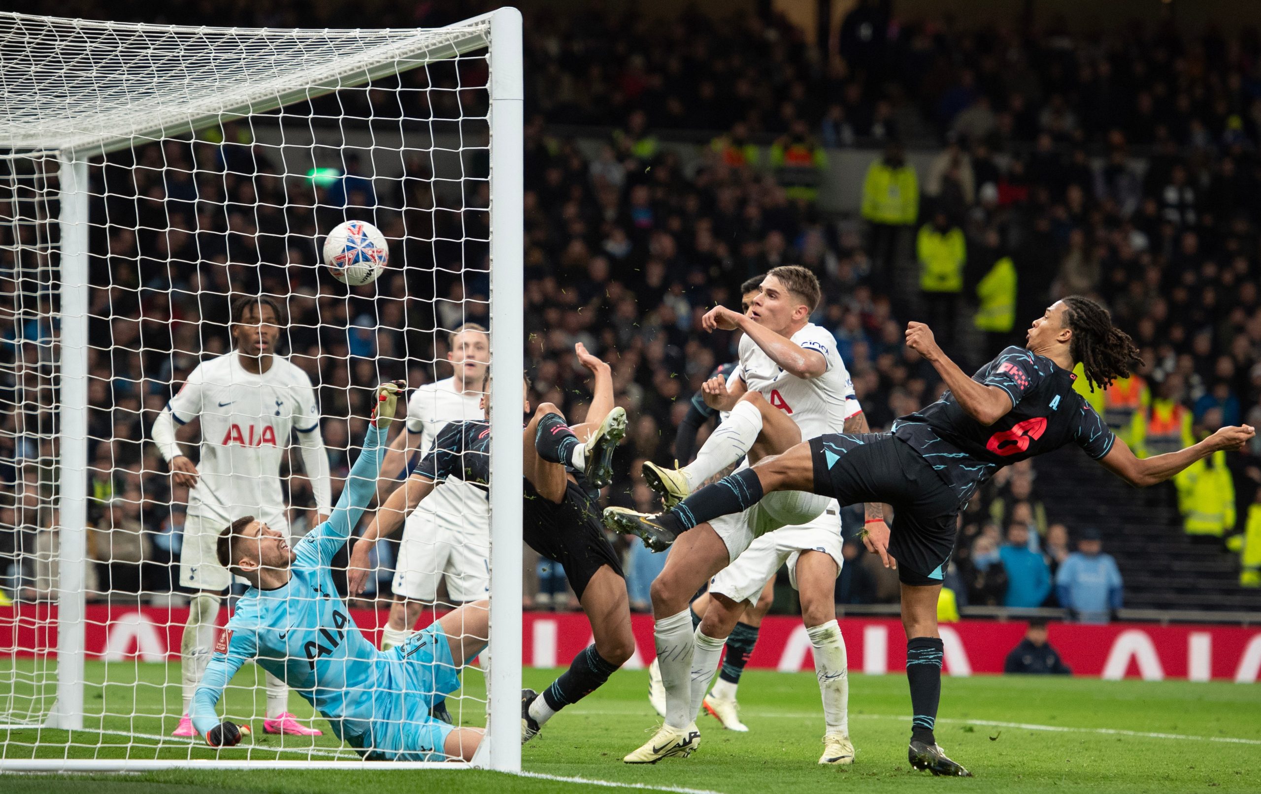 Un gol tardío de Aké resultó decisivo en la FA Cup, pero el City no siempre ha disfrutado de sus recientes visitas al Tottenham