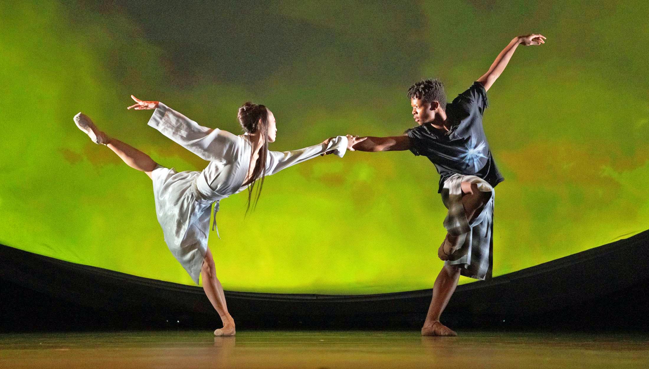 Koto Ishihara y Siphesihle November en Maddaddam de Wayne McGregor, que llega al Royal Ballet