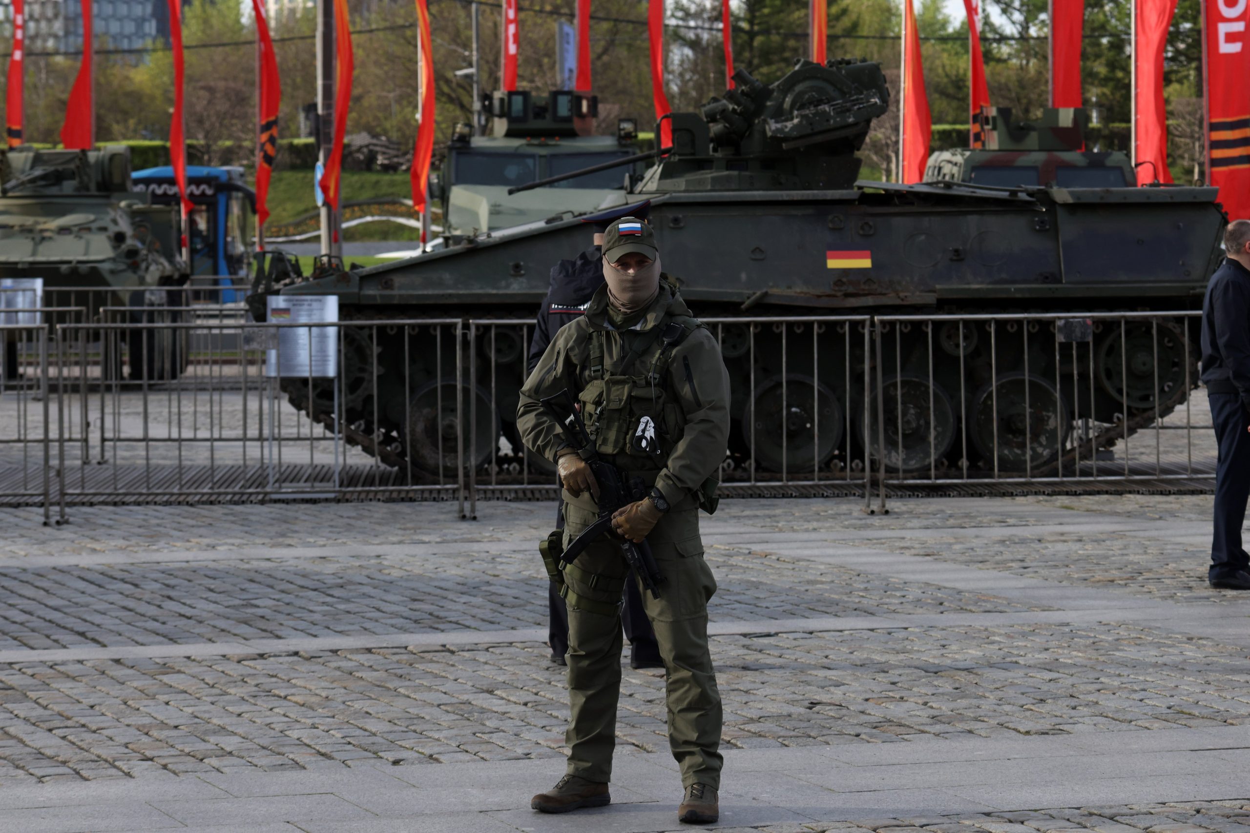 Un vehículo de combate de infantería alemán Marder 1A3 es uno de los más de 30 vehículos militares capturados en exhibición en la colina de Poklonnaya en Moscú