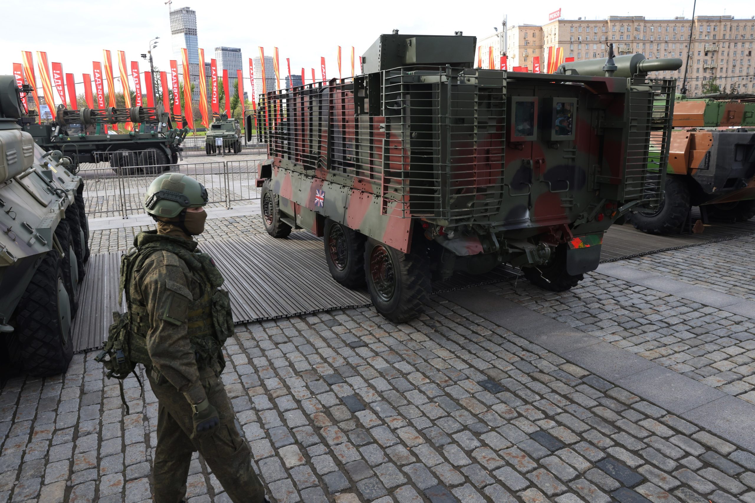 Se exhibe un vehículo blindado Mastiff de fabricación británica. Reino Unido anunció un paquete de municiones de £245 millones para Ucrania en febrero